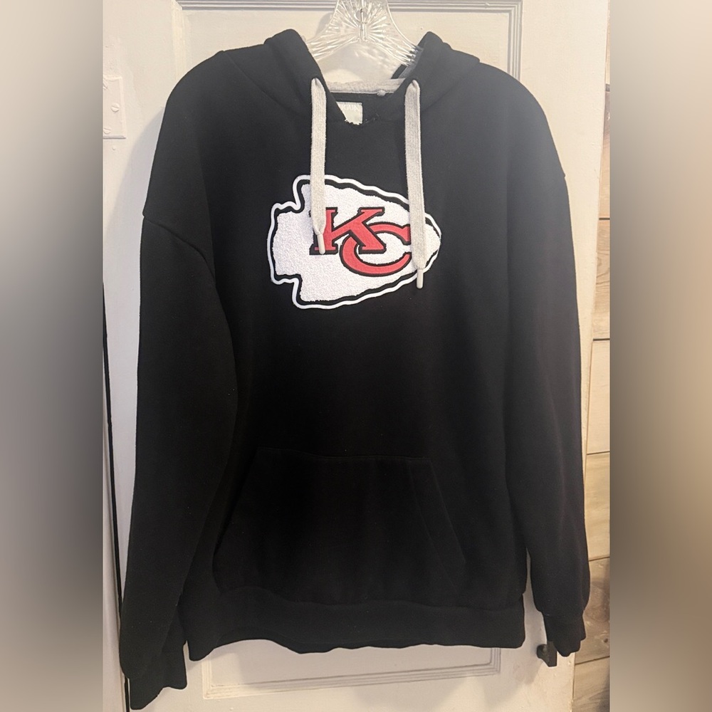 KANSAS CITY CHIEFS ANTIGUA LADIES BLACK CHENILLE LOGO VICTORY HOODED SWEATSHIRT - Picture 5 of 12